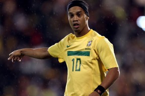 开云体育-“越野极限：泥浆与沙尘中的生死考验”，越野车在泥里面比赛