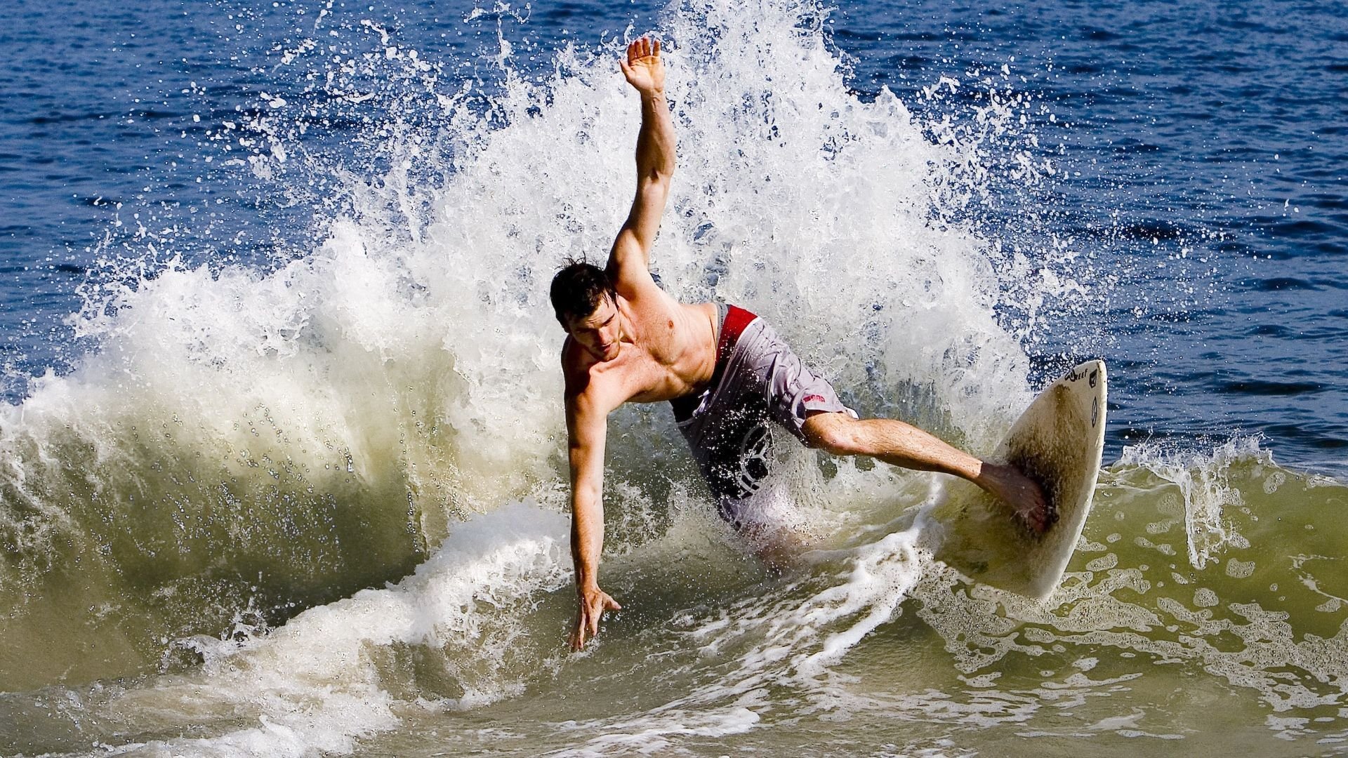 _极限冲浪:在浪尖挑战自我_,22岁玩极限冲浪淹死在海里